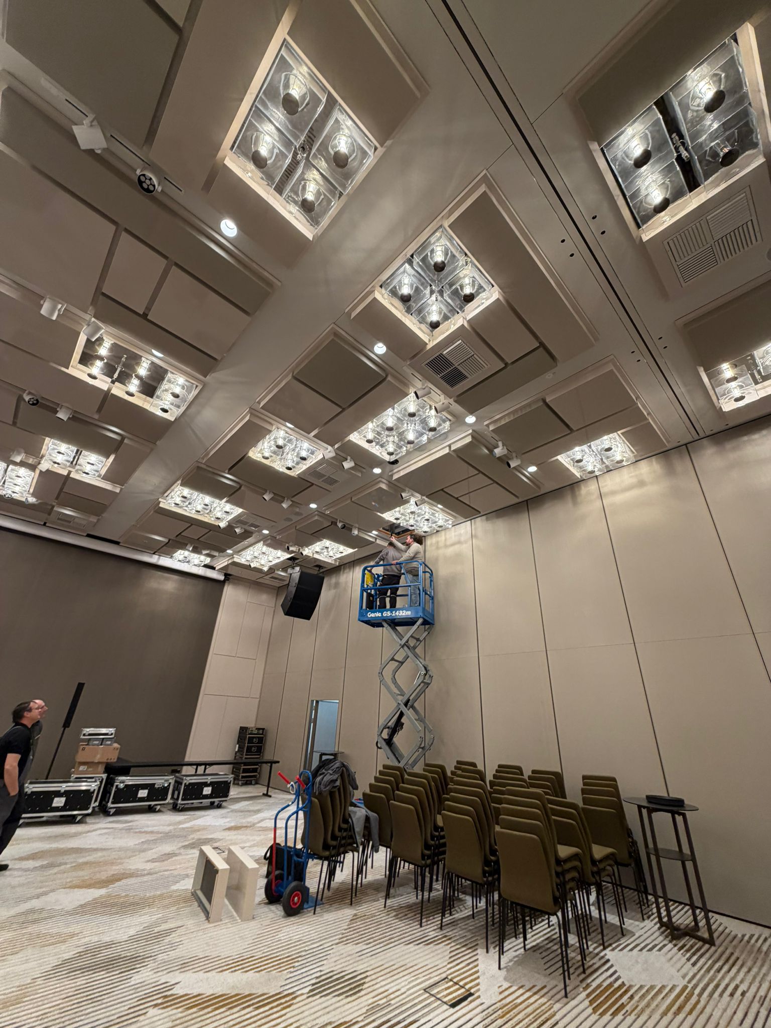 Begutachtung eines abgestürzten Deckenelements im Ballsaal